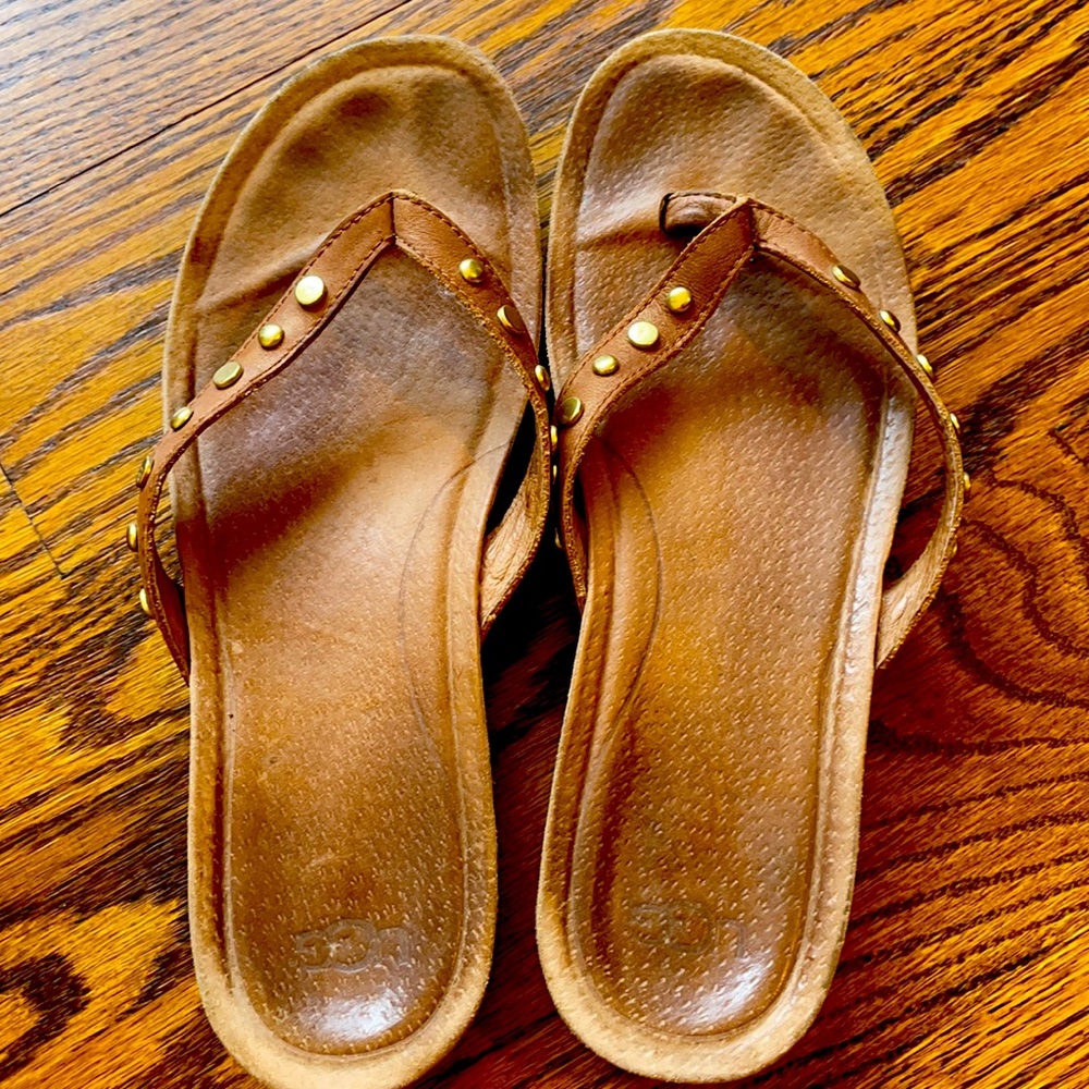 Ugg flip flops